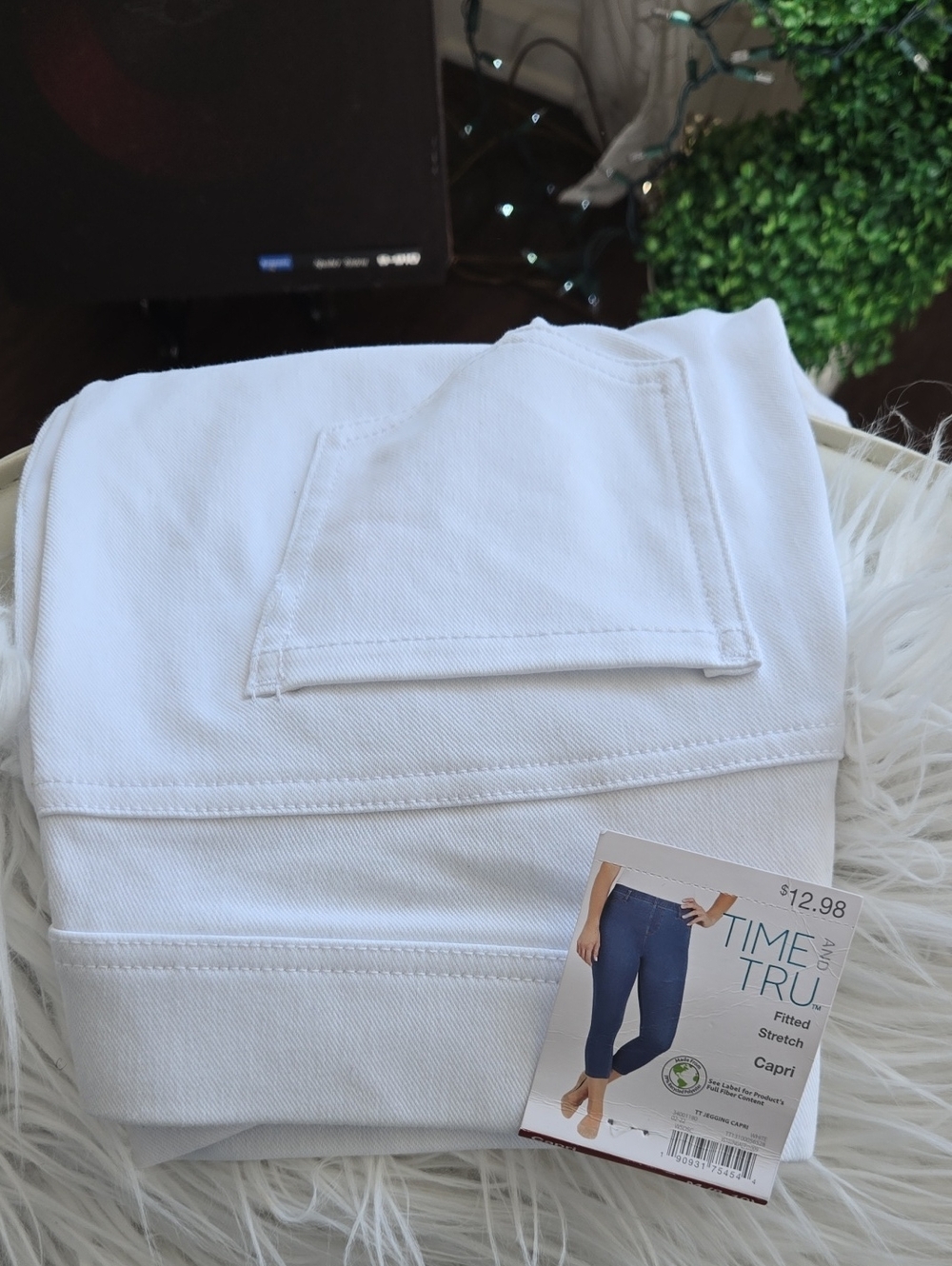 Time and Tru White Stretch Capri Jeans